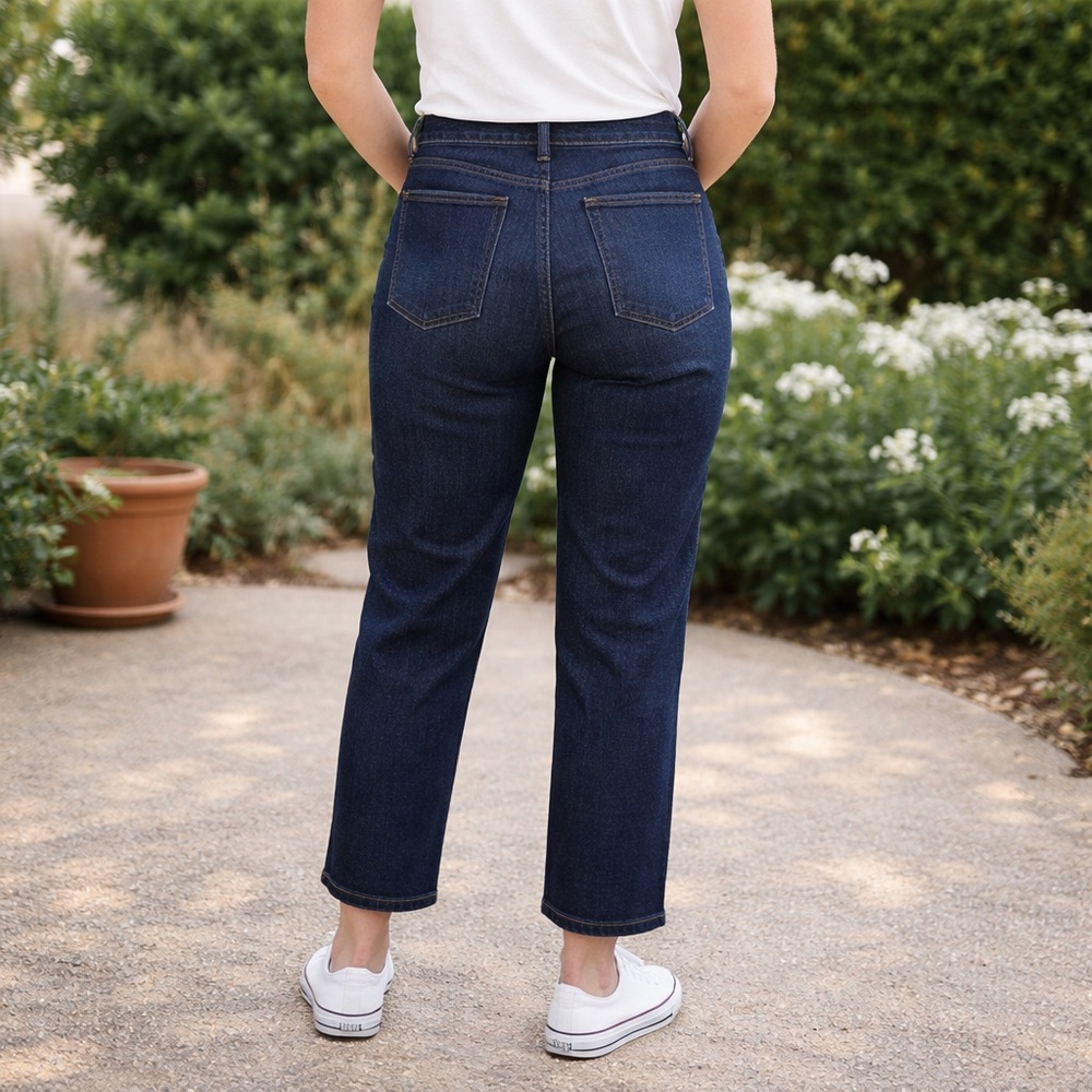 GAP dark wash girlfriend mid rise jeans- womens Size 6 petite
Casual classic - Picture 2 of 14